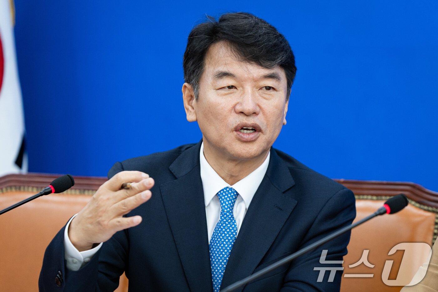 본문 이미지 - 문진석 더불어민주당 국정감사종합상황실장(원내운영수석부대표)이 17일 서울 여의도 국회에서 국정감사 일일 브리핑을 하고 있다. 2025.10.17/뉴스1 ⓒ News1 유승관 기자