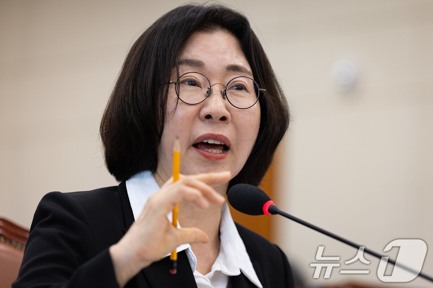 본문 이미지 - 이미선 기상청장이 17일 서울 여의도 국회에서 열린 기후에너지환경노동위원회의 기상청 등에 대한 국정감사에서 의원 질의에 답하고 있다. 2025.10.17/뉴스1 ⓒ News1 유승관 기자