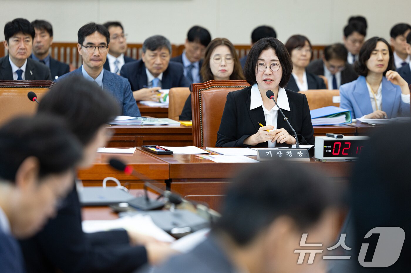 본문 이미지 - 이미선 기상청장이 서울 여의도 국회에서 열린 기후에너지환경노동위원회의 기상청 등에 대한 국정감사에서 의원 질의에 답하고 있다. 2025.10.17/뉴스1 ⓒ News1 유승관 기자