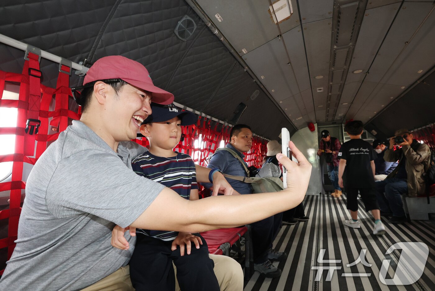 본문 이미지 - 17일 경기 성남시 수정구 서울공항에서 열린 &#39;서울 국제 항공우주 및 방위산업 전시회&#39;&#40;서울 ADEX 2025&#41;&#39;에서 시민들이 수송기에 탑승해 기념촬영을 하고 있다. 2025.10.17/뉴스1 ⓒ News1 김영운 기자