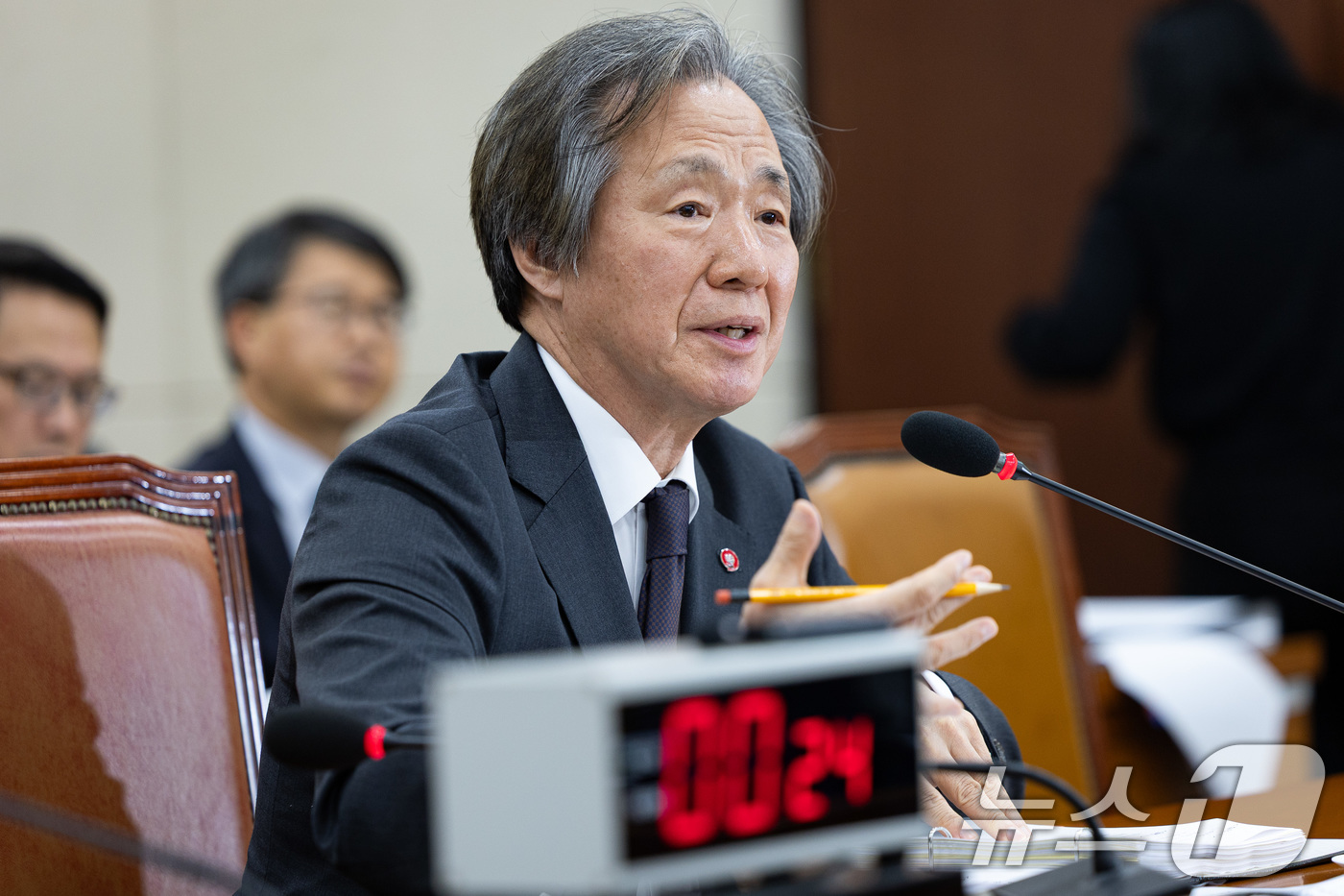 (서울=뉴스1) 유승관 기자 = 정기석 국민건강보험공단 이사장이 17일 서울 여의도 국회에서 열린 보건복지위원회의 국민건강보험공단 등에 대한 국정감사에서 의원 질의에 답하고 있다. …