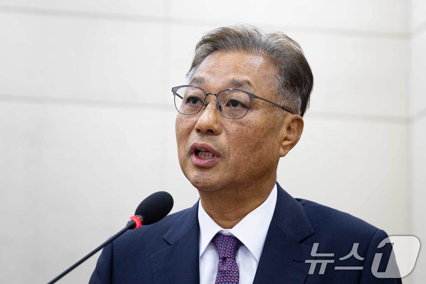 (서울=뉴스1) 유승관 기자 = 강중구 건강보험심사평가원장이 17일 서울 여의도 국회에서 열린 보건복지위원회의 국민건강보험공단 등에 대한 국정감사에서 인사말 및 업무보고를 하고 있 …