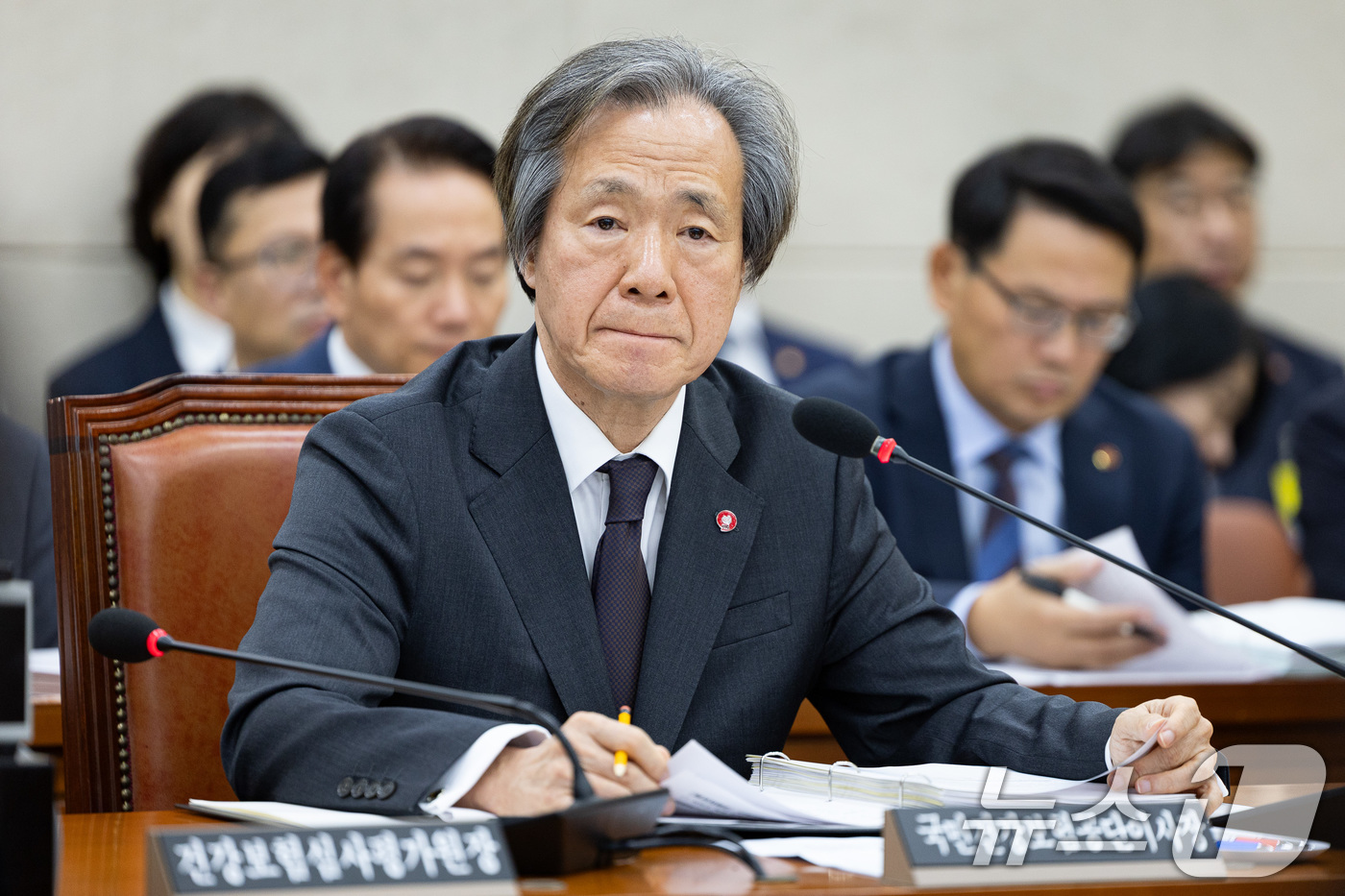 (서울=뉴스1) 유승관 기자 = 정기석 국민건강보험공단 이사장이 17일 서울 여의도 국회에서 열린 보건복지위원회의 국민건강보험공단 등에 대한 국정감사에서 의원 질의를 경청하고 있다 …