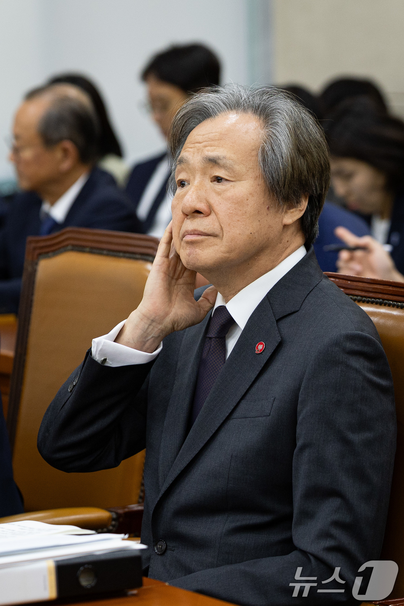 (서울=뉴스1) 유승관 기자 = 정기석 국민건강보험공단 이사장이 17일 서울 여의도 국회에서 열린 보건복지위원회의 국민건강보험공단 등에 대한 국정감사에서 얼굴을 매만지고 있다. 2 …