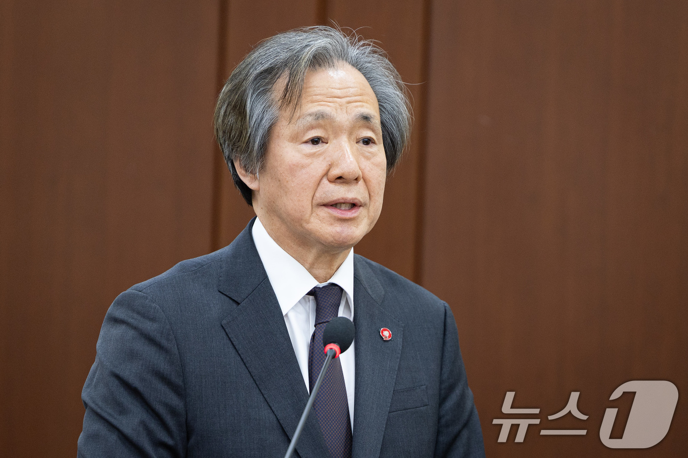 (서울=뉴스1) 유승관 기자 = 정기석 국민건강보험공단 이사장이 17일 서울 여의도 국회에서 열린 보건복지위원회의 국민건강보험공단 등에 대한 국정감사에서 업무보고를 하고 있다. 2 …