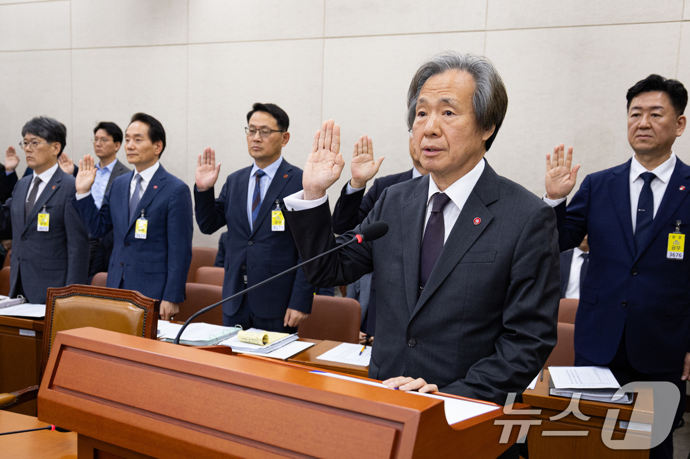 (서울=뉴스1) 유승관 기자 = 정기석 국민건강보험공단 이사장을 비롯한 기관증인들이 17일 서울 여의도 국회에서 열린 보건복지위원회의 국민건강보험공단 등에 대한 국정감사에서 증인선 …