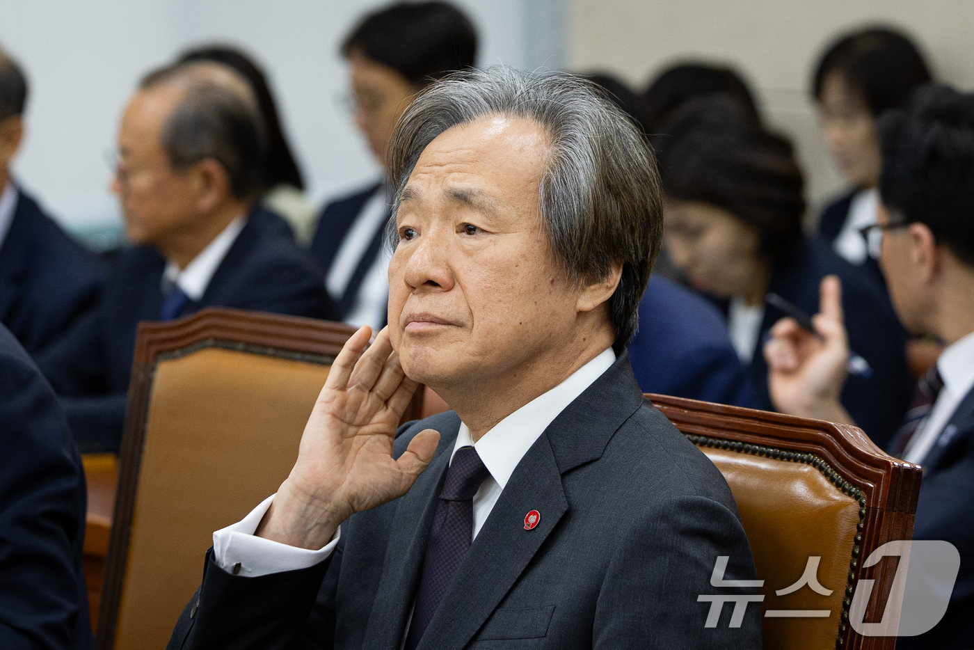 (서울=뉴스1) 유승관 기자 = 정기석 국민건강보험공단 이사장이 17일 서울 여의도 국회에서 열린 보건복지위원회의 국민건강보험공단 등에 대한 국정감사에서 얼굴을 매만지고 있다. 2 …