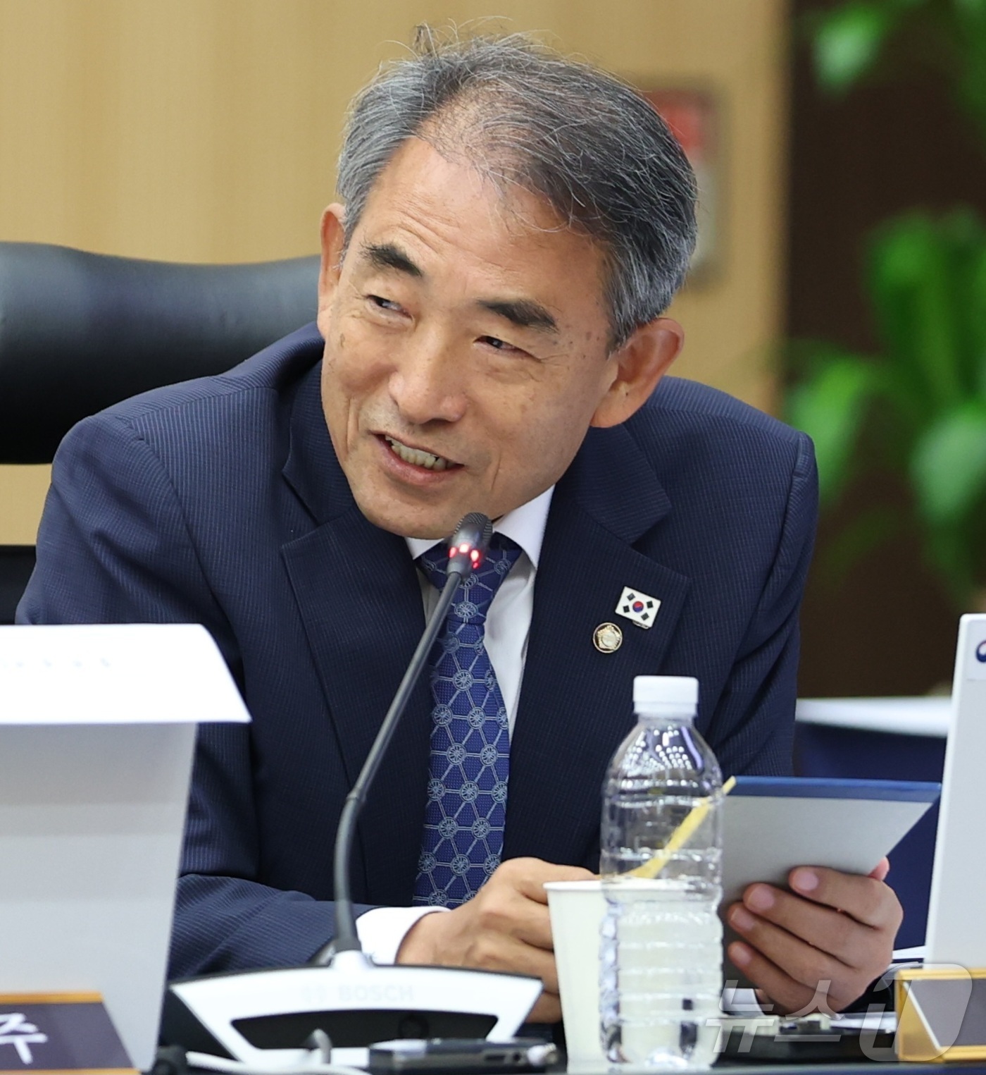 (전주=뉴스1) 유경석 기자 = 윤준병 더불어민주당 의원이 17일 전북 전주시 농촌진흥청에서 열린 농림축산식품해양수산위원회 국정감사에서 질의를 하고 있다. 2025.10.17/뉴스 …