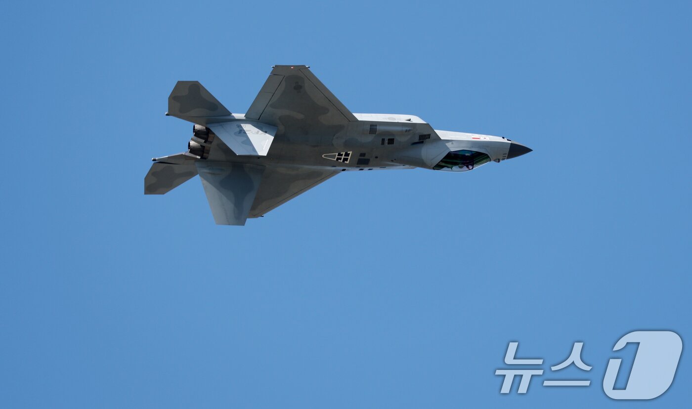 본문 이미지 - 17일 경기 성남시 수정구 서울공항에서 열린 &#39;서울 국제 항공우주 및 방위산업 전시회&#39;&#40;서울 ADEX 2025&#41;&#39;에서 공군 KF-21 전투기가 화려한 기동을 선보이고 있다. 2025.10.17/뉴스1 ⓒ News1 김영운 기자