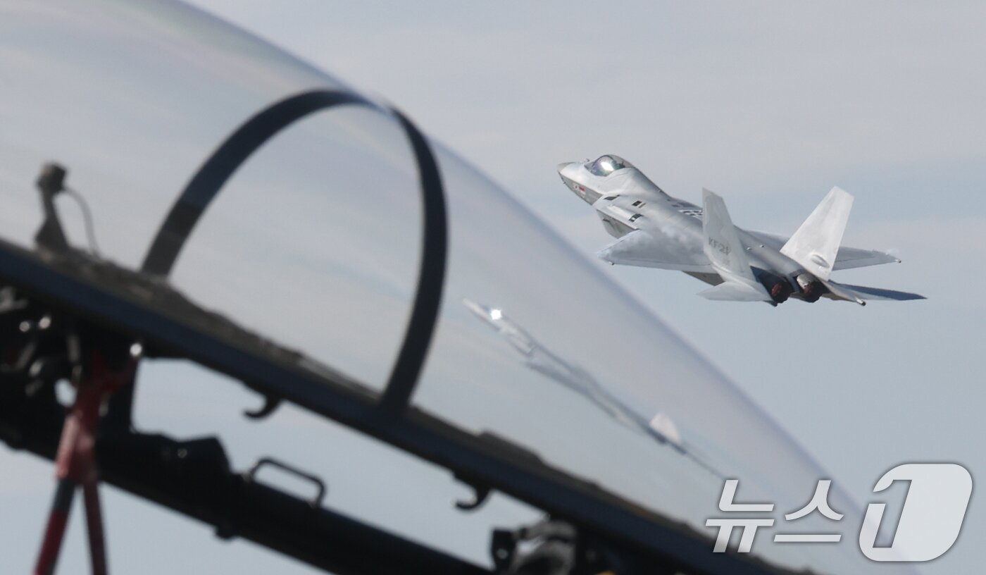 본문 이미지 - 17일 경기 성남시 수정구 서울공항에서 열린 &#39;서울 국제 항공우주 및 방위산업 전시회&#39;&#40;서울 ADEX 2025&#41;&#39;에서 공군 KF-21 전투기가 화려한 기동을 선보이고 있다. 2025.10.17/뉴스1 ⓒ News1 김영운 기자