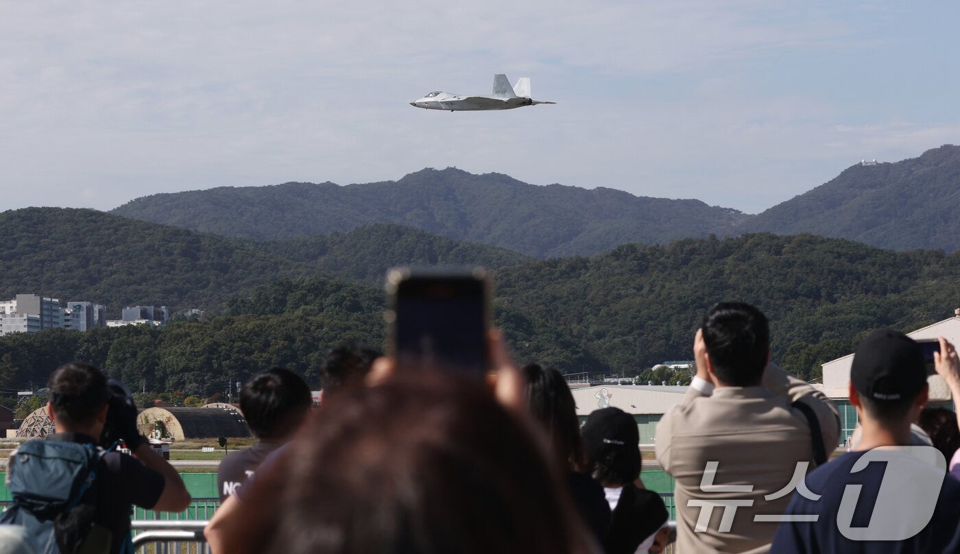 본문 이미지 - 17일 경기 성남시 수정구 서울공항에서 열린 &#39;서울 국제 항공우주 및 방위산업 전시회&#39;&#40;서울 ADEX 2025&#41;&#39;에서 공군 KF-21 전투기가 화려한 기동을 선보이고 있다. 2025.10.17/뉴스1 ⓒ News1 김영운 기자