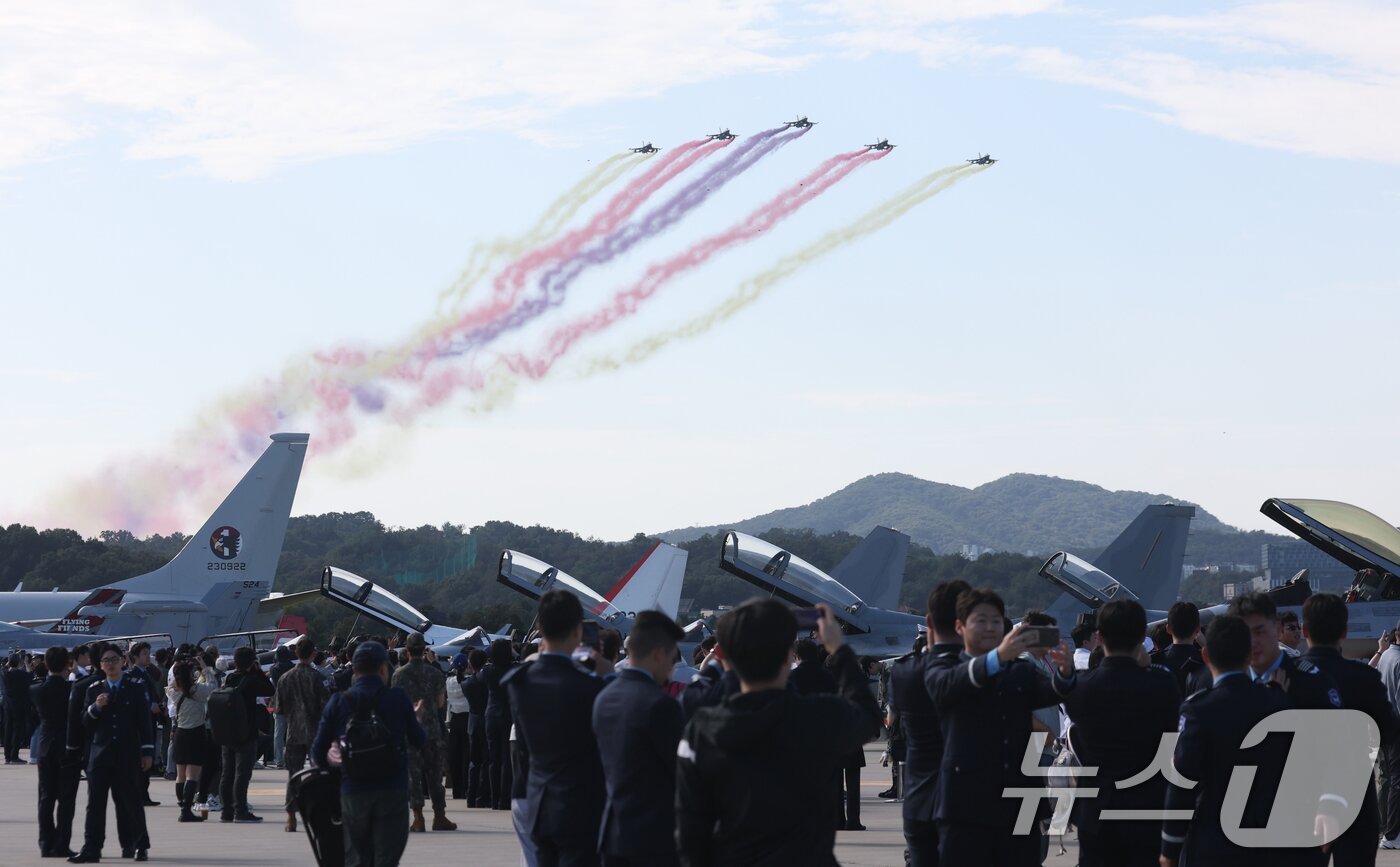 본문 이미지 - 17일 경기 성남시 수정구 서울공항에서 열린 &#39;서울 국제 항공우주 및 방위산업 전시회&#39;&#40;서울 ADEX 2025&#41;&#39;에서 공군 전투기가 축하 비행을 하고 있다. 2025.10.17/뉴스1 ⓒ News1 김영운 기자