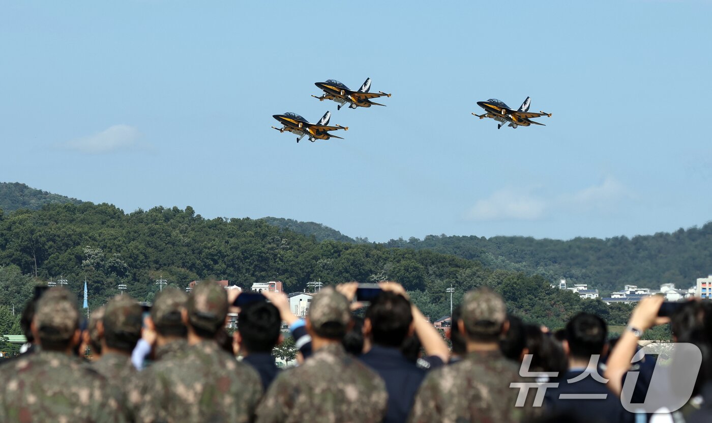 본문 이미지 - 17일 경기 성남시 수정구 서울공항에서 열린 &#39;서울 국제 항공우주 및 방위산업 전시회&#39;&#40;서울 ADEX 2025&#41;&#39;에서 공군 특수비행팀 블랙이글스가 화려한 에어쇼를 선보이고 있다. 2025.10.17/뉴스1 ⓒ News1 김영운 기자