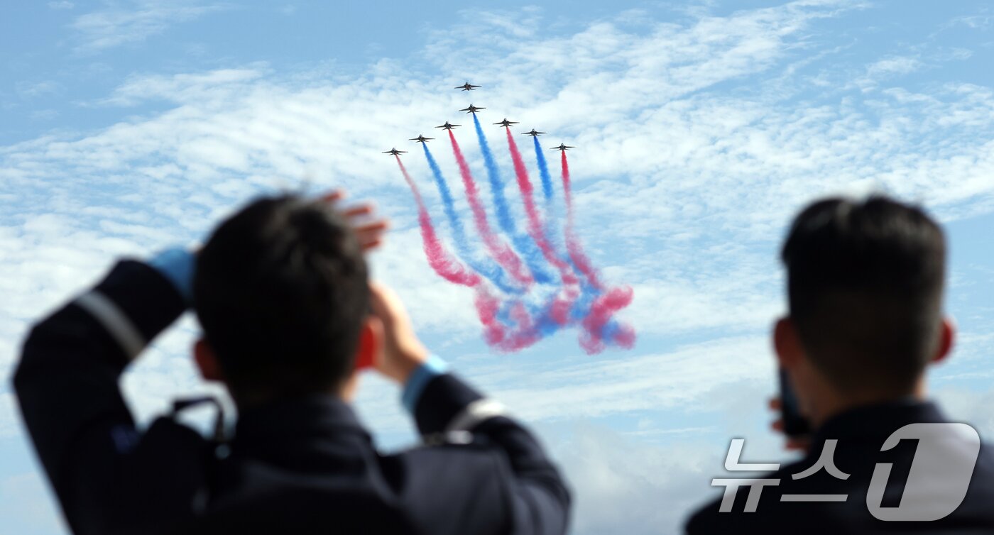 본문 이미지 - 17일 경기 성남시 수정구 서울공항에서 열린 &#39;서울 국제 항공우주 및 방위산업 전시회&#39;&#40;서울 ADEX 2025&#41;&#39;에서 공군 특수비행팀 블랙이글스가 화려한 에어쇼를 선보이고 있다. 2025.10.17/뉴스1 ⓒ News1 김영운 기자