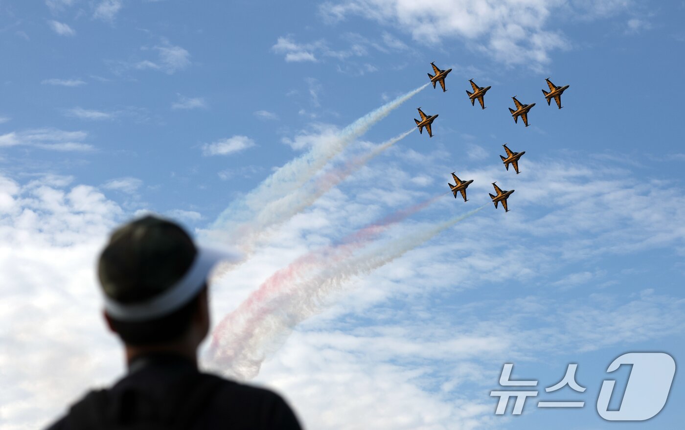 본문 이미지 - 17일 경기 성남시 수정구 서울공항에서 열린 &#39;서울 국제 항공우주 및 방위산업 전시회&#39;&#40;서울 ADEX 2025&#41;&#39;에서 공군 특수비행팀 블랙이글스가 화려한 에어쇼를 선보이고 있다. 2025.10.17/뉴스1 ⓒ News1 김영운 기자