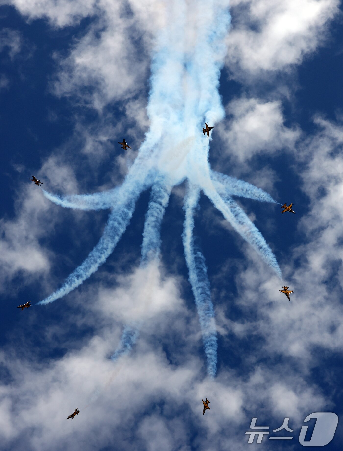 본문 이미지 - 17일 경기 성남시 수정구 서울공항에서 열린 &#39;서울 국제 항공우주 및 방위산업 전시회&#39;&#40;서울 ADEX 2025&#41;&#39;에서 공군 특수비행팀 블랙이글스가 화려한 에어쇼를 선보이고 있다. 2025.10.17/뉴스1 ⓒ News1 김영운 기자