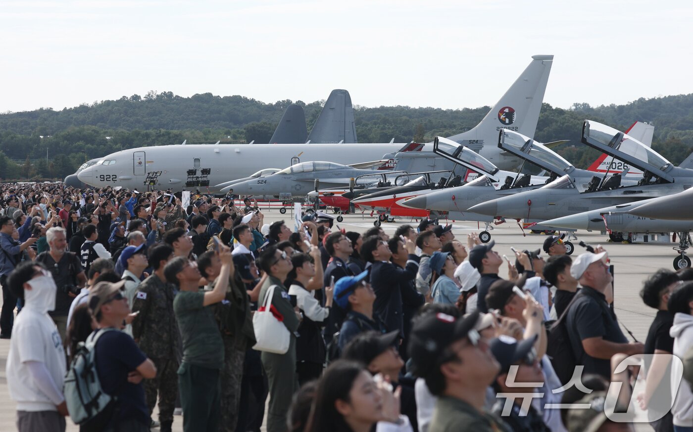 본문 이미지 - 17일 경기 성남시 수정구 서울공항에서 열린 &#39;서울 국제 항공우주 및 방위산업 전시회&#39;&#40;서울 ADEX 2025&#41;&#39;에 다양한 전투기가 전시돼 있다. 2025.10.17/뉴스1 ⓒ News1 김영운 기자