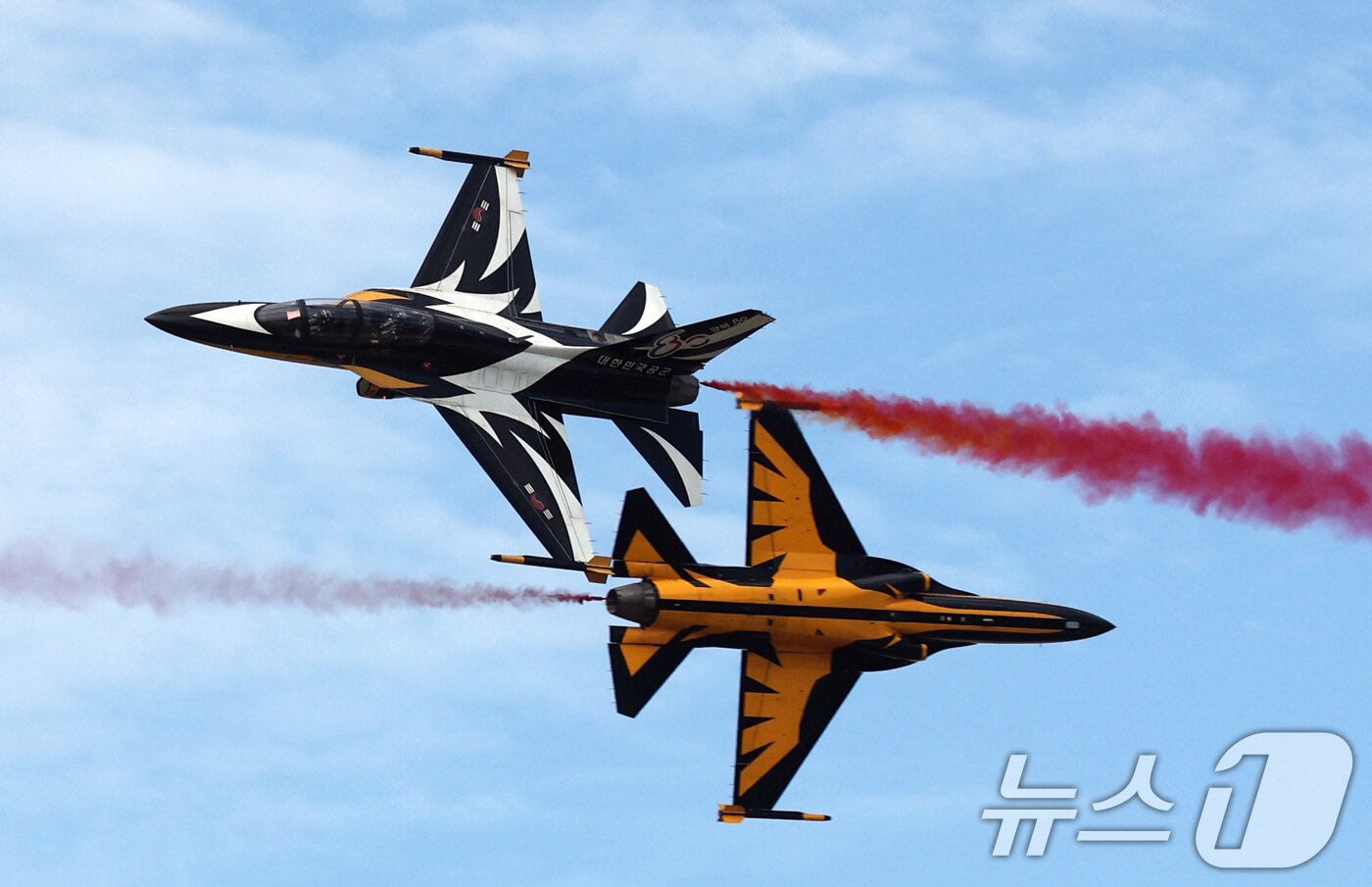 본문 이미지 - 17일 경기 성남시 수정구 서울공항에서 열린 &#39;서울 국제 항공우주 및 방위산업 전시회&#39;&#40;서울 ADEX 2025&#41;&#39;에서 공군 특수비행팀 블랙이글스가 화려한 에어쇼를 선보이고 있다. 2025.10.17/뉴스1 ⓒ News1 김영운 기자
