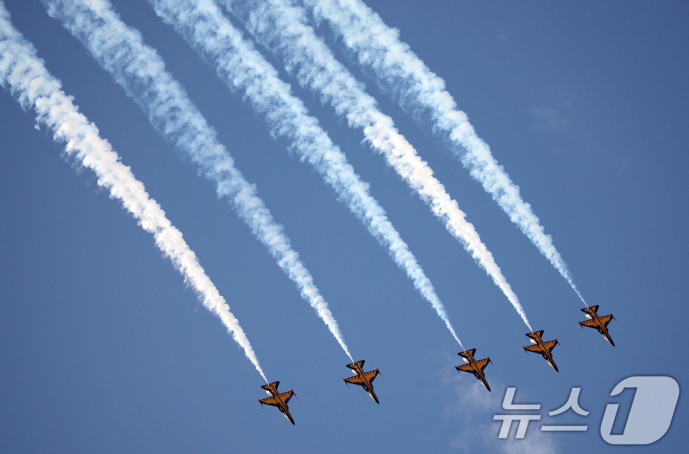 본문 이미지 - 17일 경기 성남시 수정구 서울공항에서 열린 &#39;서울 국제 항공우주 및 방위산업 전시회&#39;&#40;서울 ADEX 2025&#41;&#39;에서 공군 특수비행팀 블랙이글스가 화려한 에어쇼를 선보이고 있다. 2025.10.17/뉴스1 ⓒ News1 김영운 기자