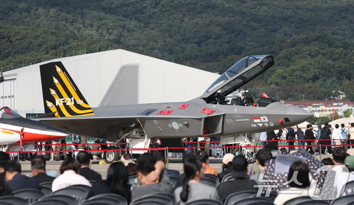 본문 이미지 - 17일 경기 성남시 수정구 서울공항에서 열린 &#39;서울 국제 항공우주 및 방위산업 전시회&#39;&#40;서울 ADEX 2025&#41;&#39;에서 공군 KF-21 전투기가 전시돼 있다. 2025.10.17/뉴스1 ⓒ News1 김영운 기자