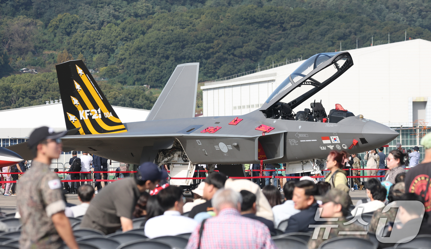 (성남=뉴스1) 김영운 기자 = 17일 경기 성남시 수정구 서울공항에서 열린 '서울 국제 항공우주 및 방위산업 전시회'(서울 ADEX 2025)'에서 공군 KF-21 전투기가 전시 …