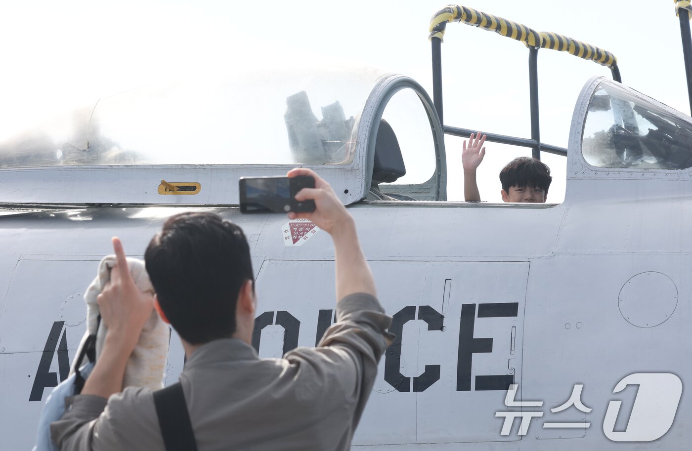 본문 이미지 - 17일 경기 성남시 수정구 서울공항에서 열린 &#39;서울 국제 항공우주 및 방위산업 전시회&#39;&#40;서울 ADEX 2025&#41;&#39;에서 한 아이가 전투기에 탑승해 기념촬영을 하고 있다. 2025.10.17/뉴스1 ⓒ News1 김영운 기자