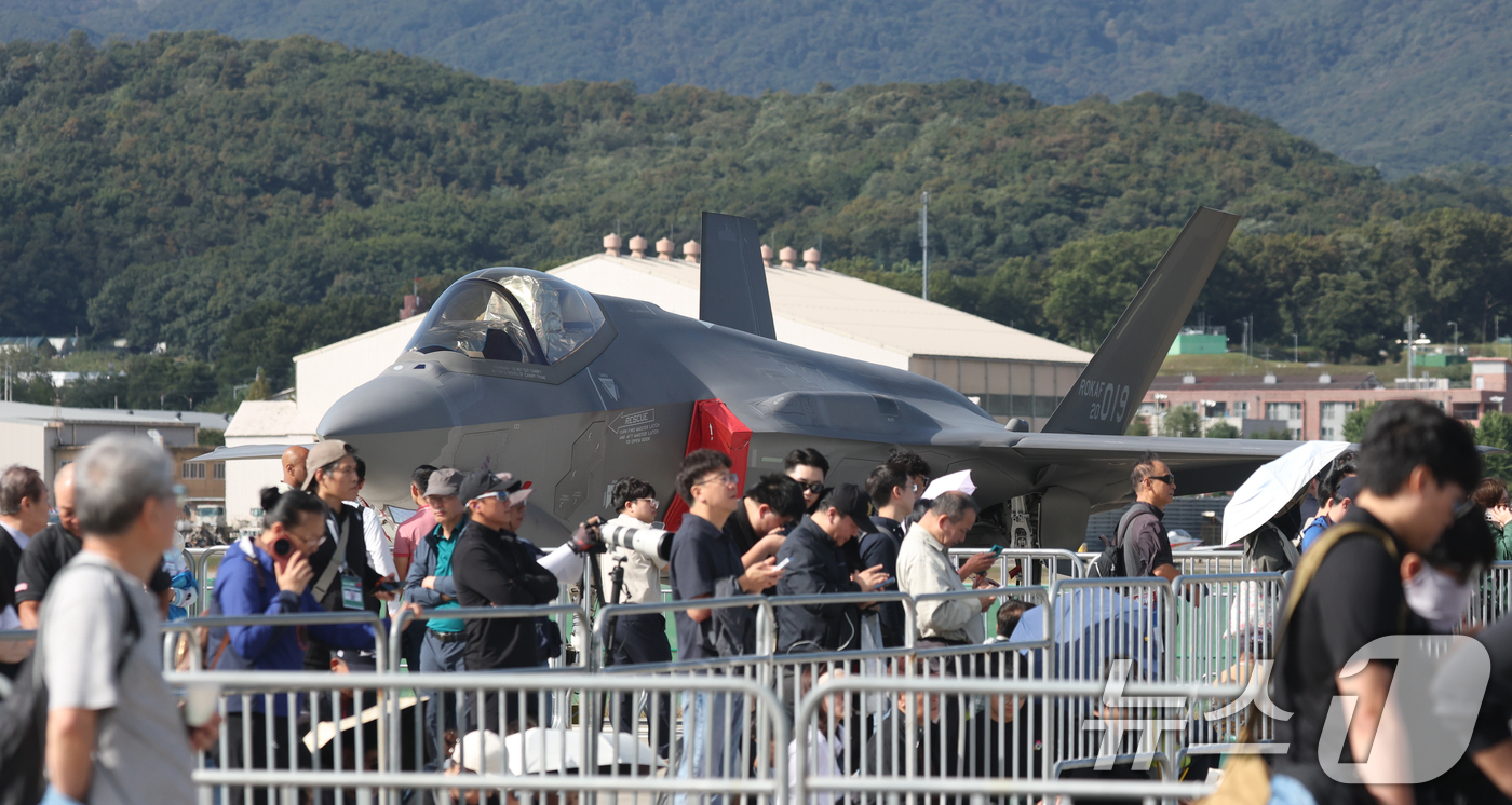 (성남=뉴스1) 김영운 기자 = 17일 경기 성남시 수정구 서울공항에서 열린 '서울 국제 항공우주 및 방위산업 전시회'(서울 ADEX 2025)'에서 공군 F-35A 전투기가 전시 …