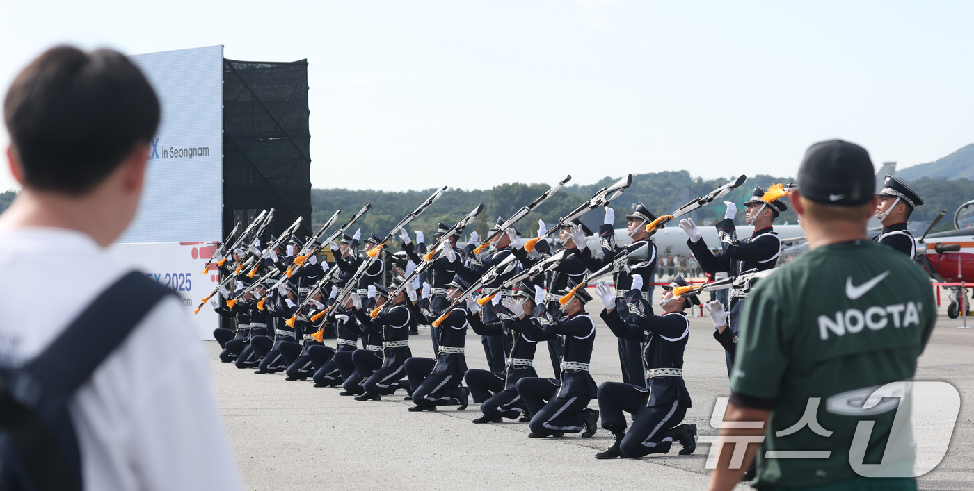 (성남=뉴스1) 김영운 기자 = 17일 경기 성남시 수정구 서울공항에서 열린 '서울 국제 항공우주 및 방위산업 전시회'(서울 ADEX 2025)'에서 공군 의장대가 축하공연을 하고 …