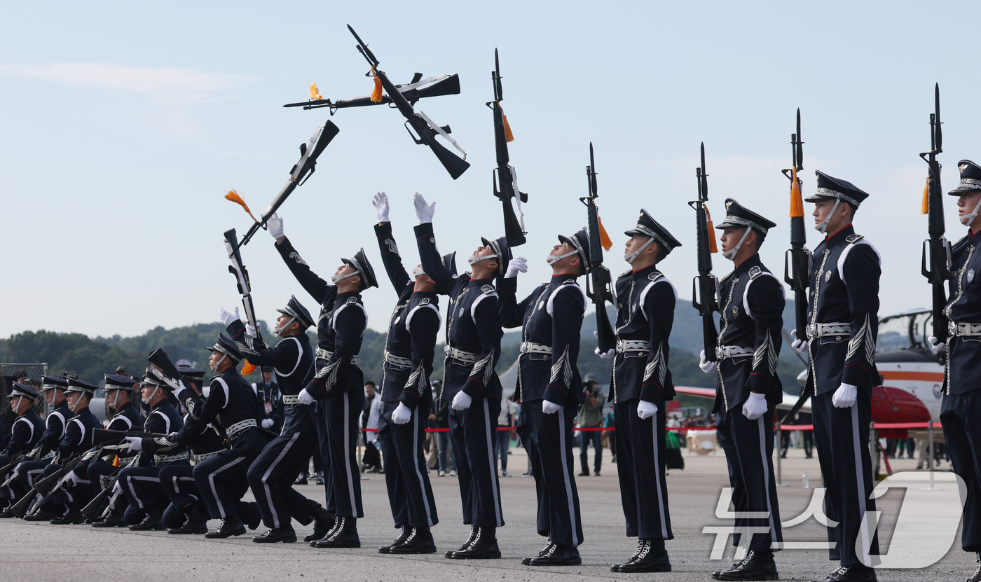 (성남=뉴스1) 김영운 기자 = 17일 경기 성남시 수정구 서울공항에서 열린 '서울 국제 항공우주 및 방위산업 전시회'(서울 ADEX 2025)'에서 공군 의장대가 축하공연을 하고 …