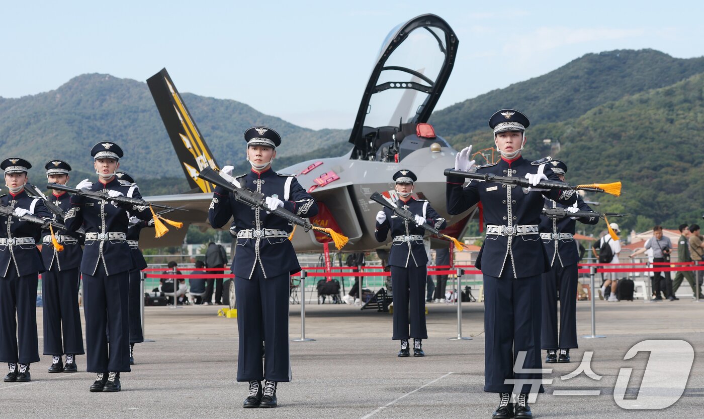 본문 이미지 - 17일 경기 성남시 수정구 서울공항에서 열린 &#39;서울 국제 항공우주 및 방위산업 전시회&#39;&#40;서울 ADEX 2025&#41;&#39;에서 공군 의장대가 축하공연을 하고 있다. 2025.10.17/뉴스1 ⓒ News1 김영운 기자