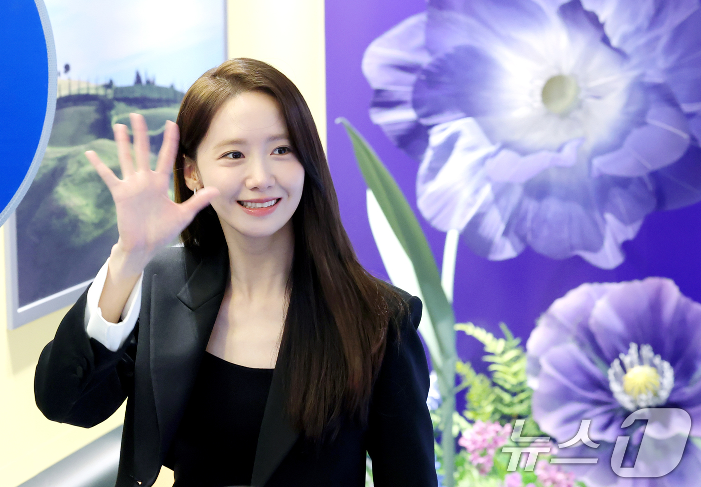 (서울=뉴스1) 권현진 기자 = 소녀시대 윤아(임윤아)가 17일 서울 성수동에서 열린 마사지기 브랜드 ‘풀리오x주토피아2’ 팝업스토어 풀리오시티 오픈 행사에 참석해 인사를 하고 있 …