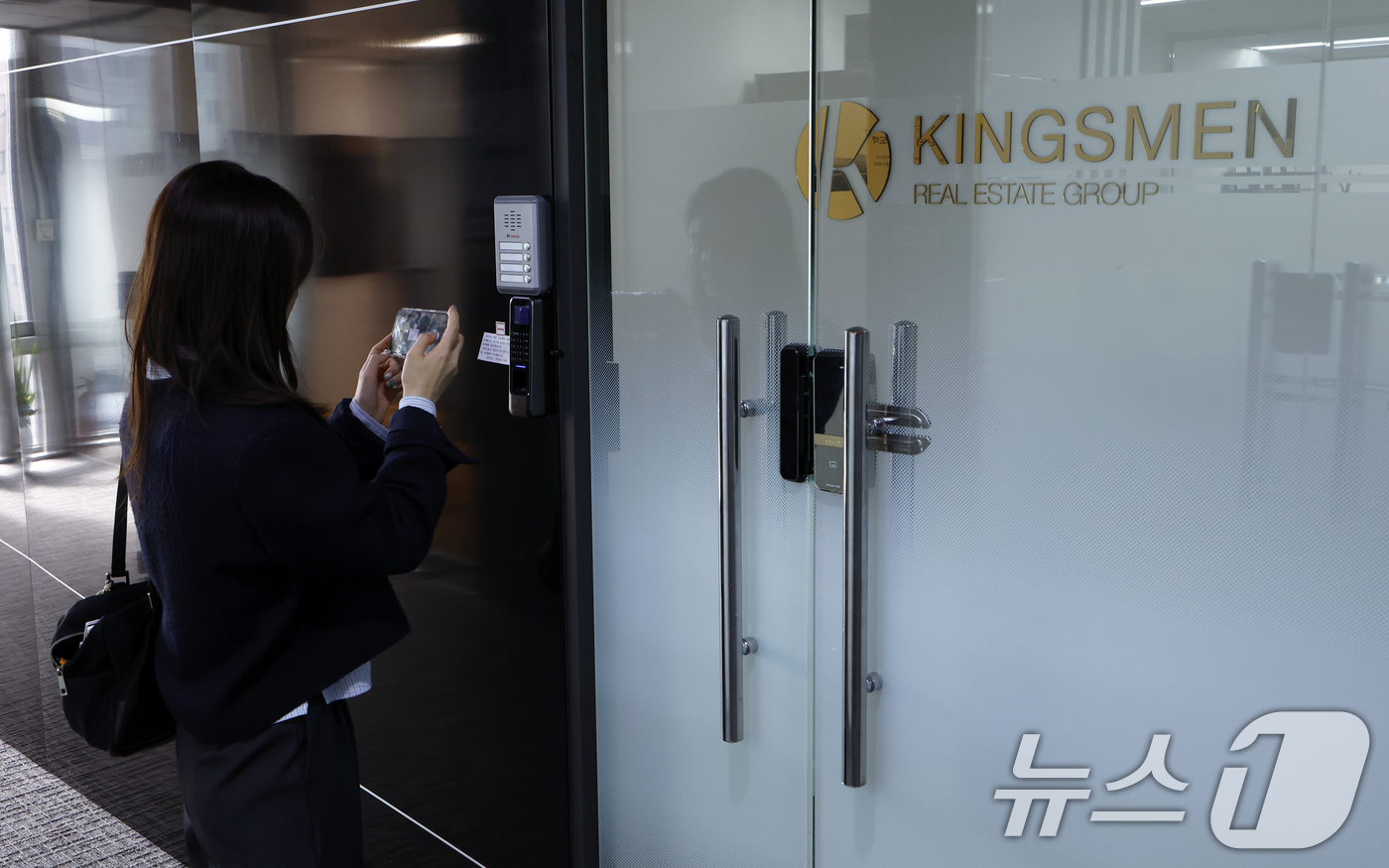 (서울=뉴스1) 박정호 기자 = 17일 서울 강남구 테헤란로의 한 빌딩에 캄보디아에서 온라인 금융 사기와 인신매매, 불법감금 및 고문 등을 주도한 혐의로 미국과 영국의 제재를 받은 …