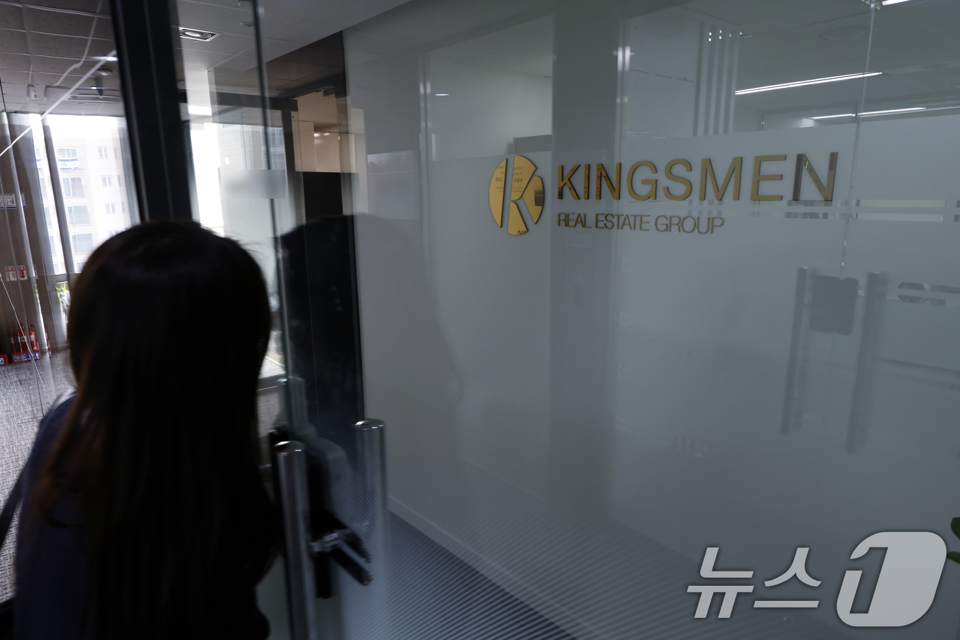 (서울=뉴스1) 박정호 기자 = 17일 서울 강남구 테헤란로의 한 빌딩에 캄보디아에서 온라인 금융 사기와 인신매매, 불법감금 및 고문 등을 주도한 혐의로 미국과 영국의 제재를 받은 …