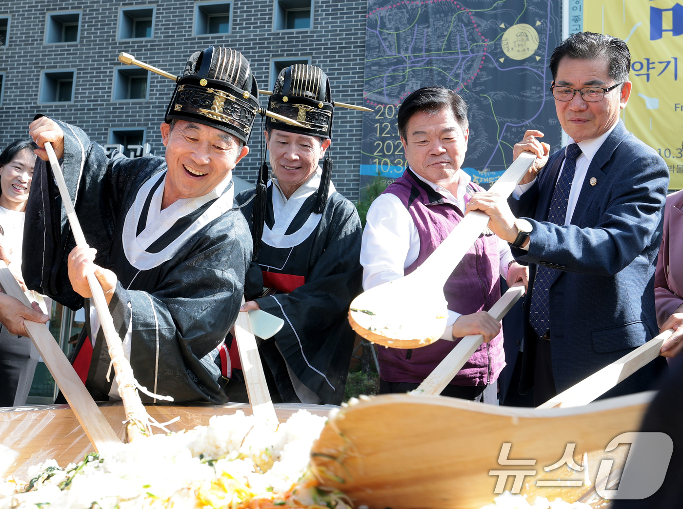 (서울=뉴스1) 권현진 기자 = 성관호 약령시회장(왼쪽 두번째)과 이필형 동대문구청장(왼쪽 세번째)을 비롯한 관계자들이 17일 오전 서울 동대문구 약령중앙로 서울한방진흥센터에서 열 …