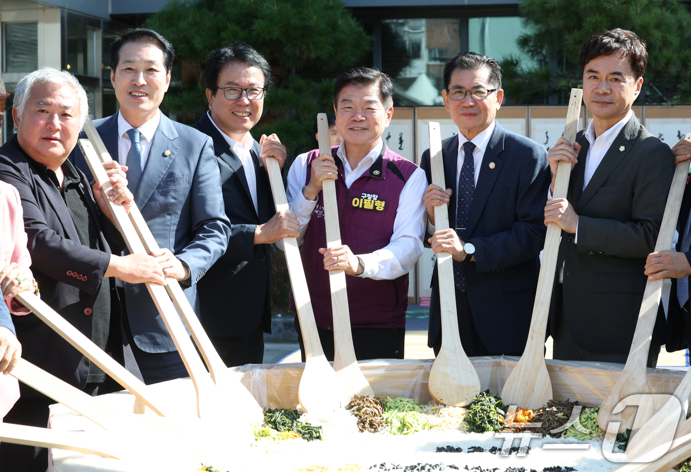 (서울=뉴스1) 권현진 기자 = 이필형 동대문구청장(왼쪽 네번째)이 17일 오전 서울 동대문구 약령중앙로 일원에서 열린 '제31회 서울약령시 보제원 한방문화축제'에 참석해 산채 비 …