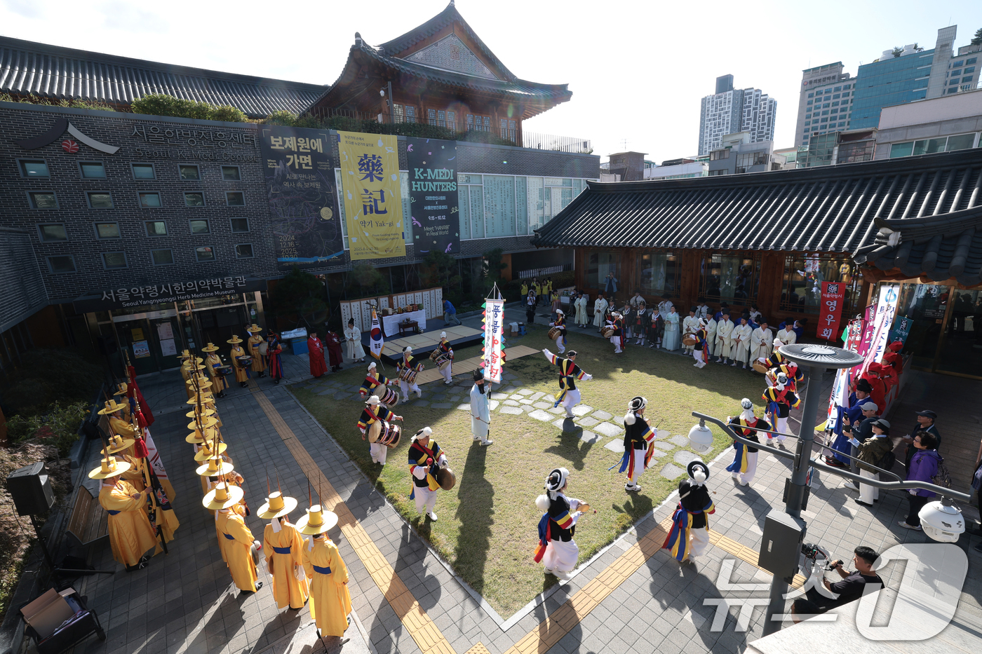 (서울=뉴스1) 권현진 기자 = 17일 오전 서울 동대문구 약령중앙로 일원에서 '제31회 서울약령시 보제원 한방문화축제' 제향 퍼레이드가 열리고 있다. 2025.10.17/뉴스1