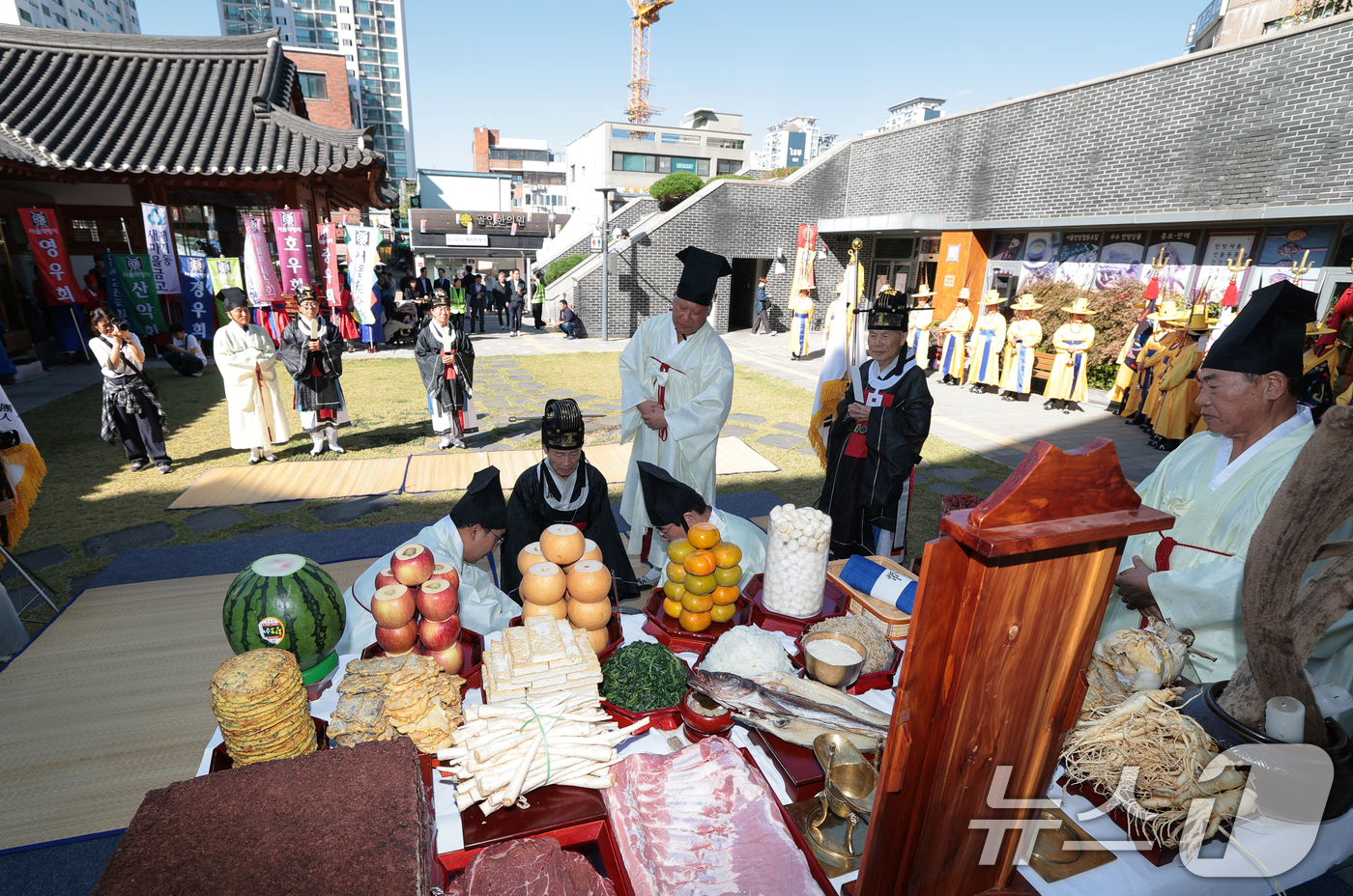 (서울=뉴스1) 권현진 기자 = 17일 오전 서울 동대문구 약령중앙로 일원에서 열린 '제31회 서울약령시 보제원 한방문화축제'에서 제향의례가 진행되고 있다. 2025.10.17/뉴 …