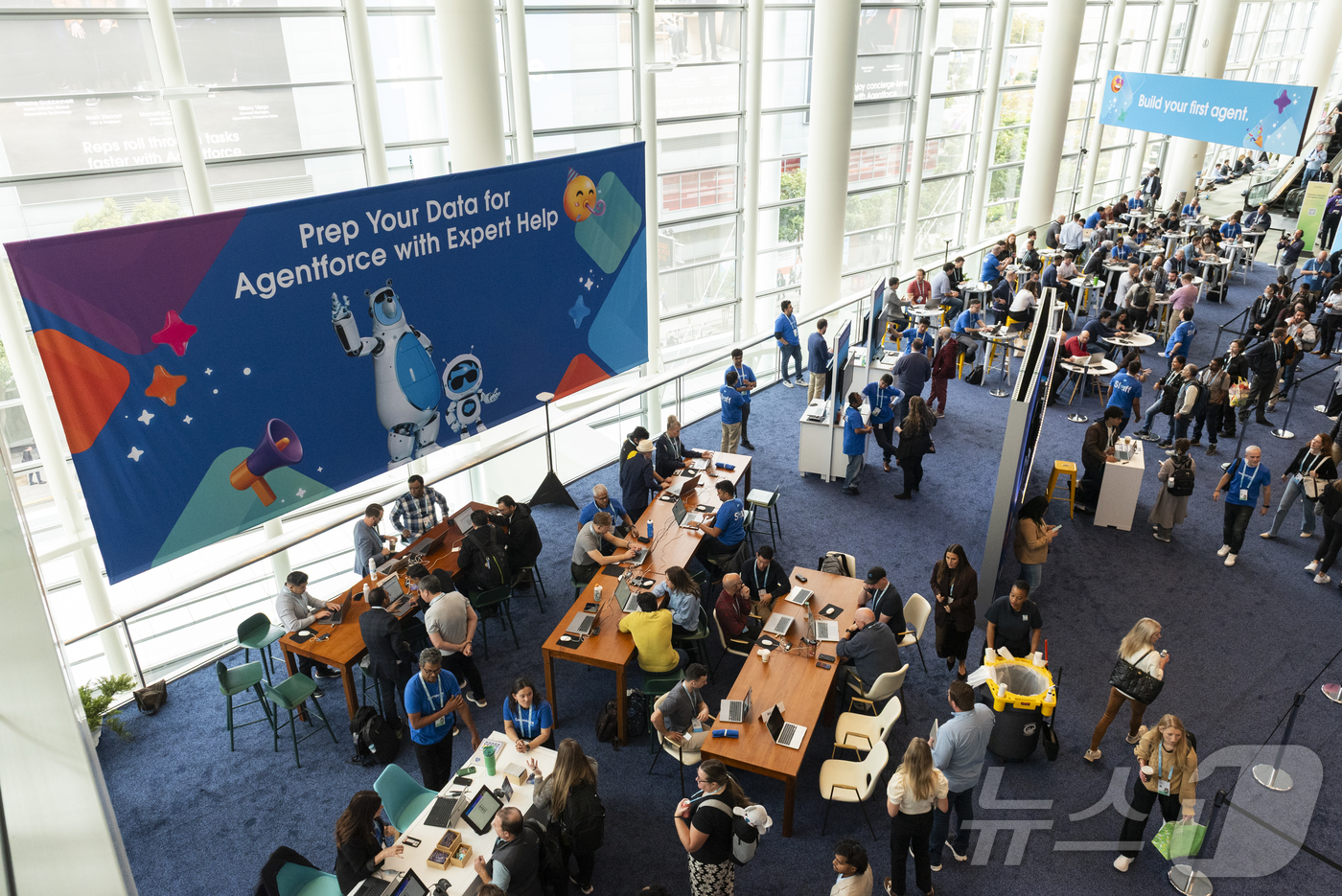 (서울=뉴스1) = 16일(현지시각) 미국 샌프란시스코에서 열린 세일즈포스 드림포스 2025에서 참가자들이 ‘에이전트포스’(Agentforce)를 활용해 다양한 업무 시나리오를 구 …