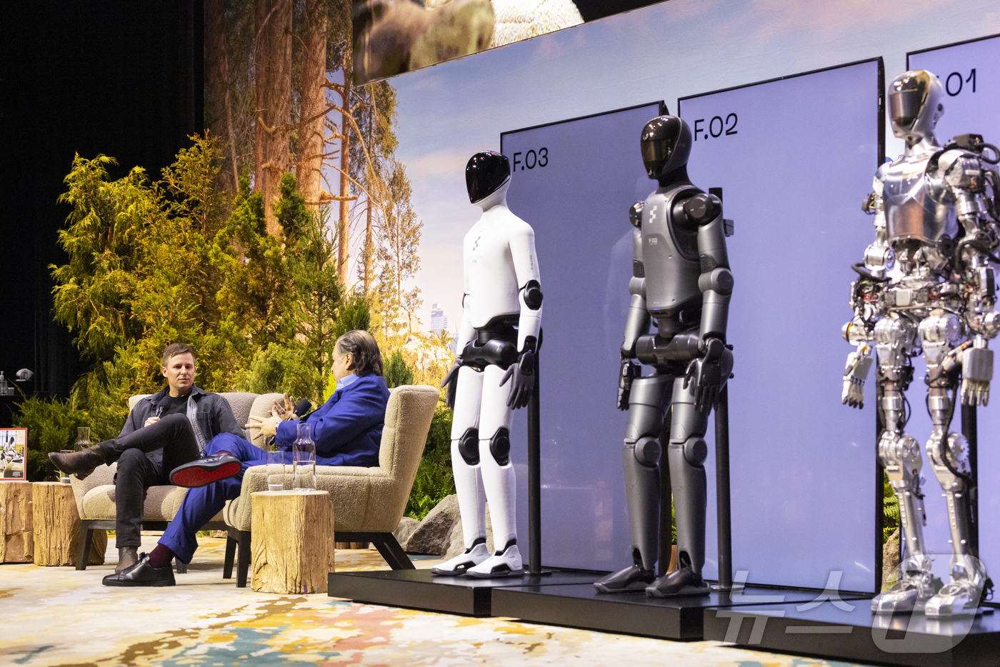 (서울=뉴스1) = 16일(현지시각) 미국 샌프란시스코에서 열린 세일즈포스 드림포스 2025에서 브렛 애드콕(Brett Adcock) 피겨AI CEO와 마크 베니오프(Marc Be …