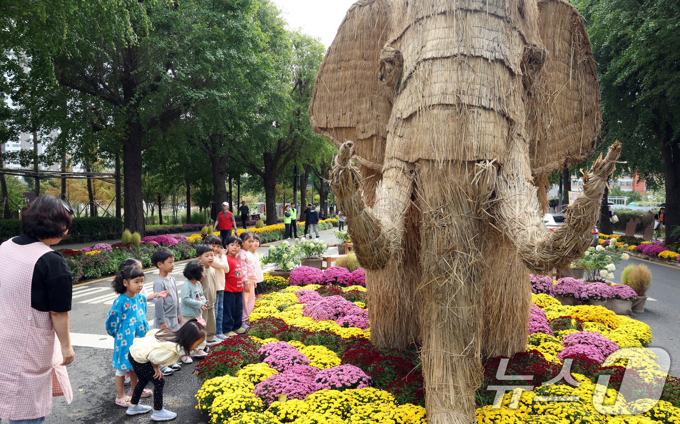 (서울=뉴스1) 김명섭 기자 = 17일 서울 강동구 암사동 유적지에서 열린 제30회 강동선사 문화축제에서 나들이 나온 아이들이 전시물을 보며 가을을 만끽하고 있다.이날 부터 19일 …