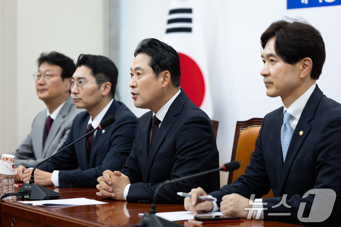 (서울=뉴스1) 유승관 기자 = 장동혁 국민의힘 대표가 17일 서울 여의도 국회에서 기자간담회를 하고 있다. 2025.10.17/뉴스1