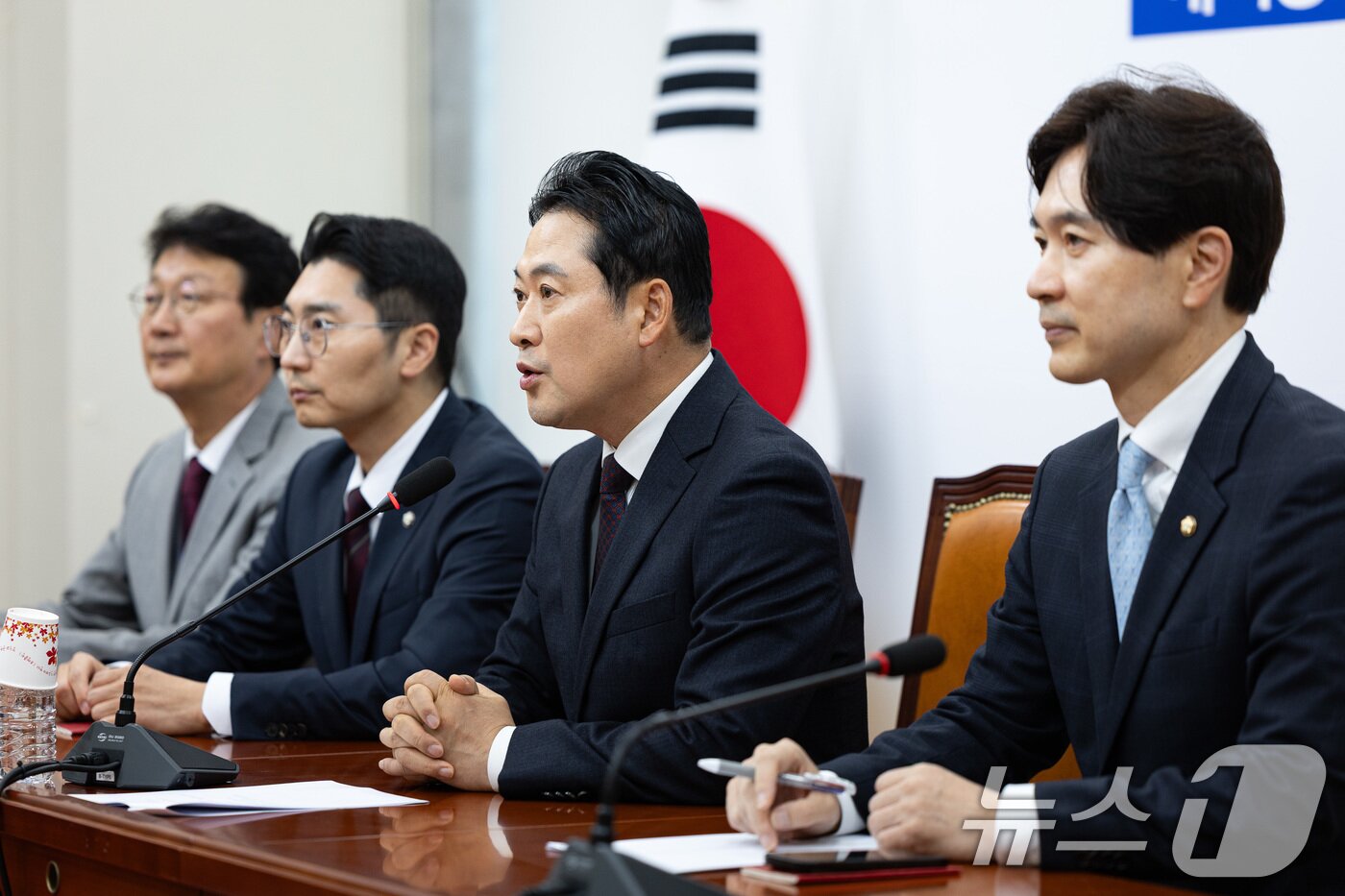 본문 이미지 - 장동혁 국민의힘 대표가 지난 17일 서울 여의도 국회에서 기자간담회를 하고 있다. 2025.10.17/뉴스1 ⓒ News1 유승관 기자