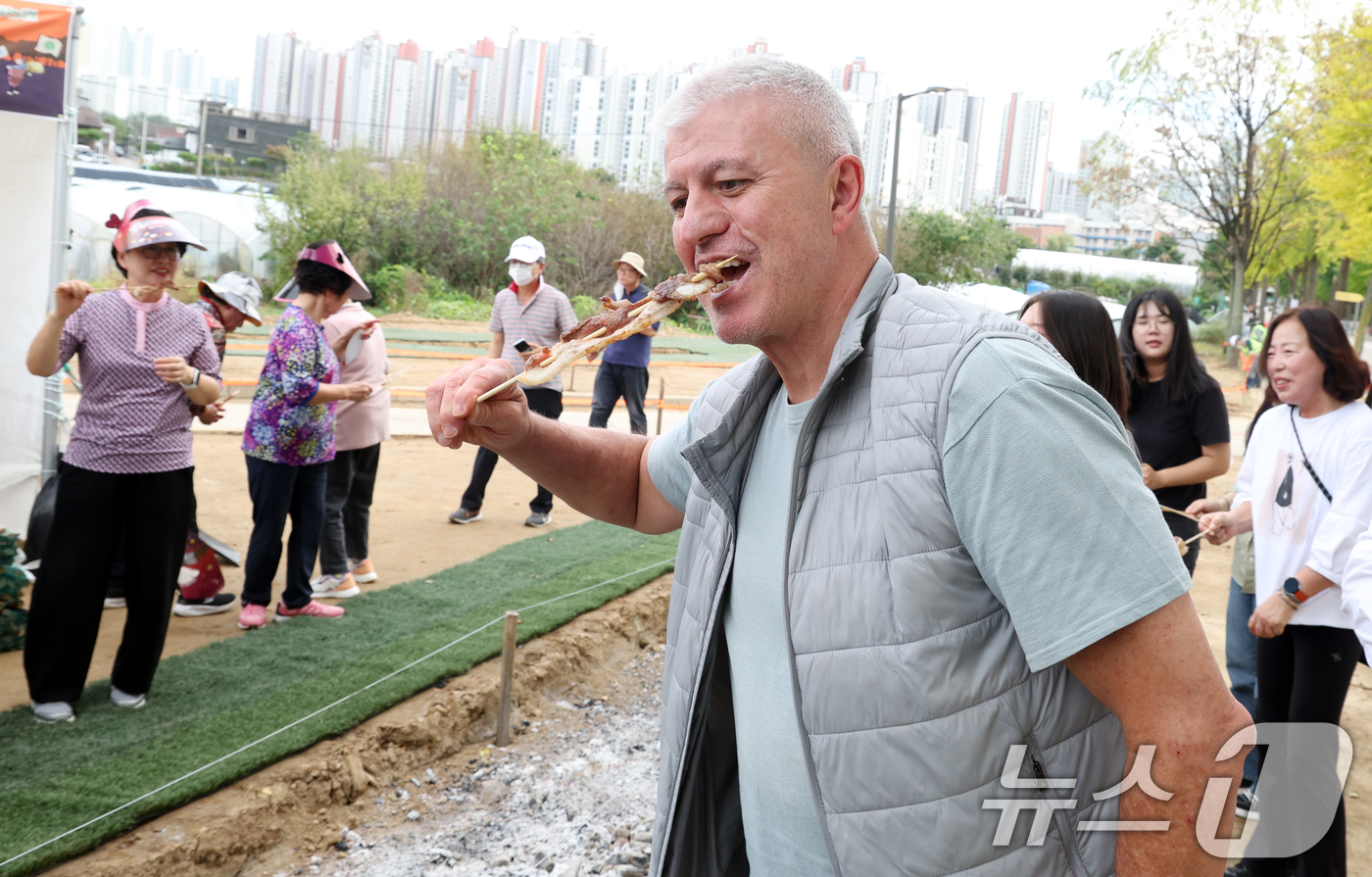(서울=뉴스1) 김명섭 기자 = 17일 서울 강동구 암사동 유적지에서 열린 제30회 강동선사 문화축제에서 외국인과 시민들이 선사 바비큐 체험을 하며 축제를 만끽하고 있다.이날 부터 …