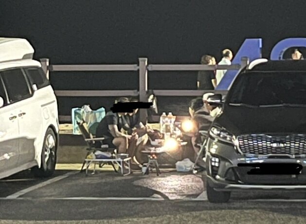 본문 이미지 - (누리꾼이 온라인커뮤니티를 통해 공개한 캠핑족들의 모습. 에펨코리아)