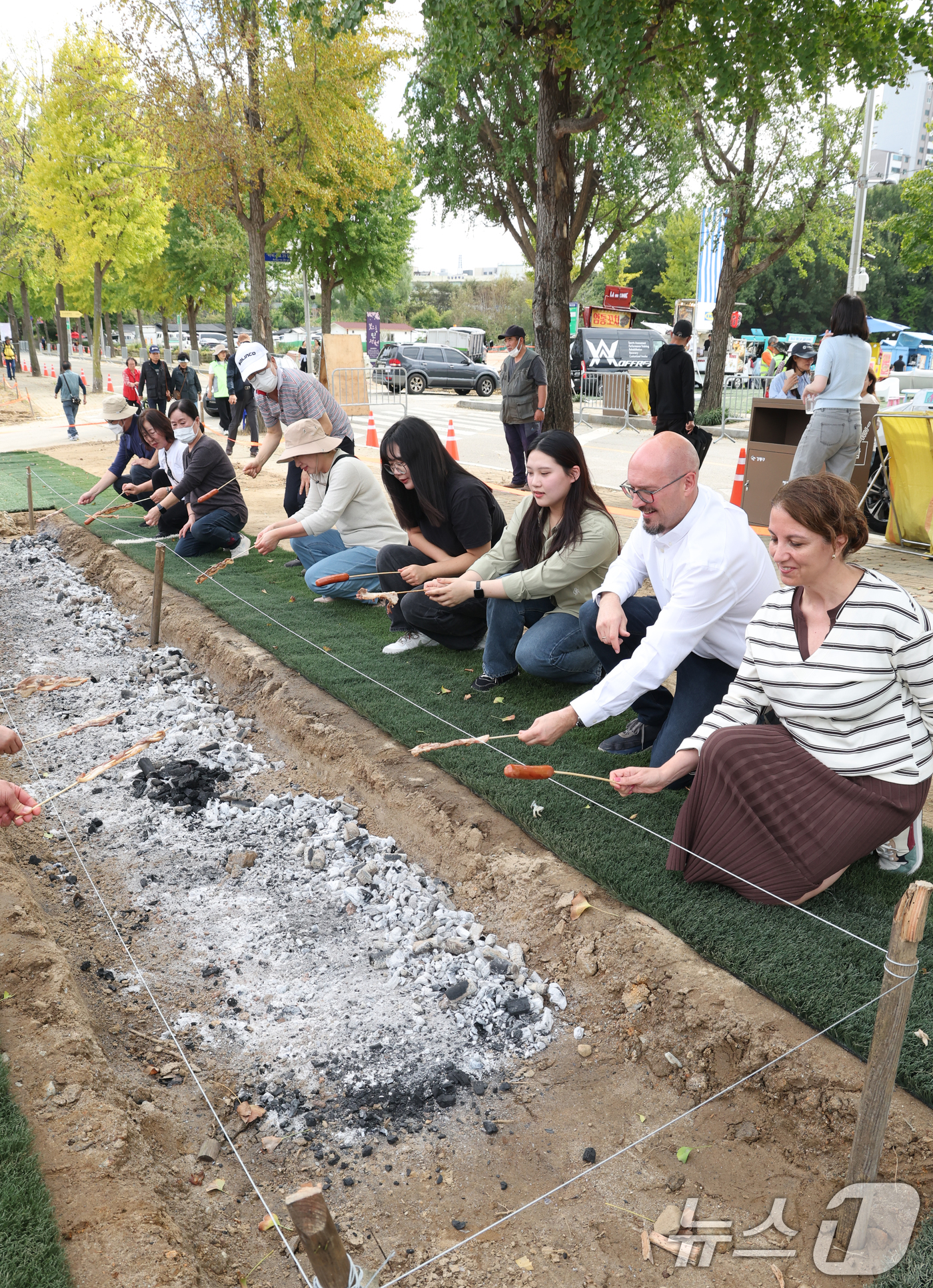 (서울=뉴스1) 김명섭 기자 = 17일 서울 강동구 암사동 유적지에서 열린 제30회 강동선사 문화축제에서 외국인과 시민들이 선사 바비큐 체험을 하며 축제를 만끽하고 있다.이날 부터 …