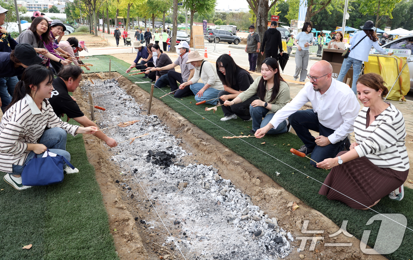 (서울=뉴스1) 김명섭 기자 = 17일 서울 강동구 암사동 유적지에서 열린 제30회 강동선사 문화축제에서 외국인과 시민들이 선사 바비큐 체험을 하며 축제를 만끽하고 있다.이날 부터 …