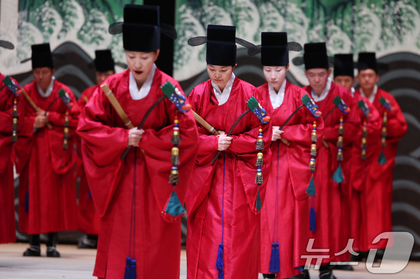 (서울=뉴스1) 황기선 기자 = 17일 오후 서울 종로구 세종문화회관 대극장에서 열린 ''제20회 창신제'(創新祭) 리허설'에서 일무팀이 종묘제례악 '전폐희문'을 선보이고 있다.이 …