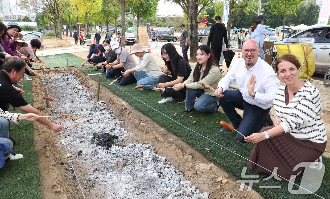 (서울=뉴스1) 김명섭 기자 = 17일 서울 강동구 암사동 유적지에서 열린 제30회 강동선사 문화축제에서 외국인과 시민들이 선사 바비큐 체험을 하며 축제를 만끽하고 있다.이날 부터 …