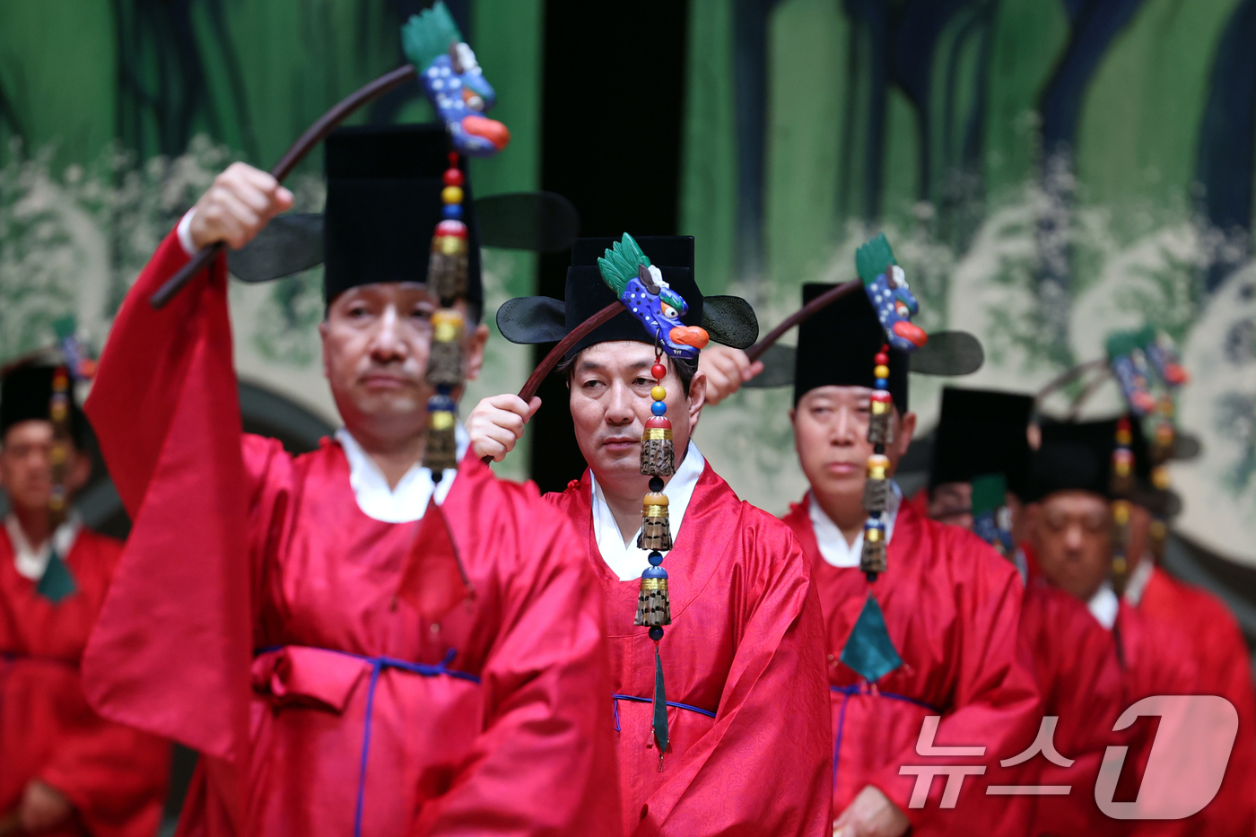 (서울=뉴스1) 황기선 기자 = 17일 오후 서울 종로구 세종문화회관 대극장에서 열린 ''제20회 창신제'(創新祭) 리허설'에서 일무팀이 종묘제례악 '전폐희문'을 선보이고 있다.이 …