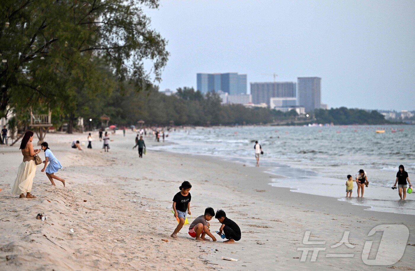 본문 이미지 - 2025년 4월 8일 캄보디아 시아누크빌 해변에서 아이들이 놀고 있다. ⓒ AFP=뉴스1 ⓒ News1 최종일 선임기자